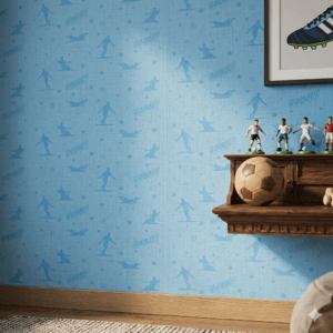 Parede de quarto de menino com papel de parede azul de futebol e prateleira rústica com brinquedos