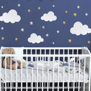 Quarto de bebê com nuvens e estrelas