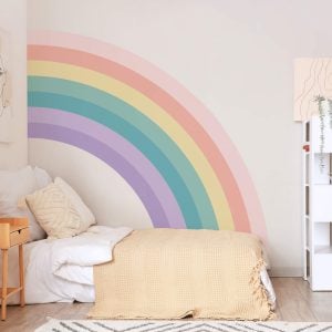 Imagem de adesivo de parede de arco-iris aplicado em quarto infantil