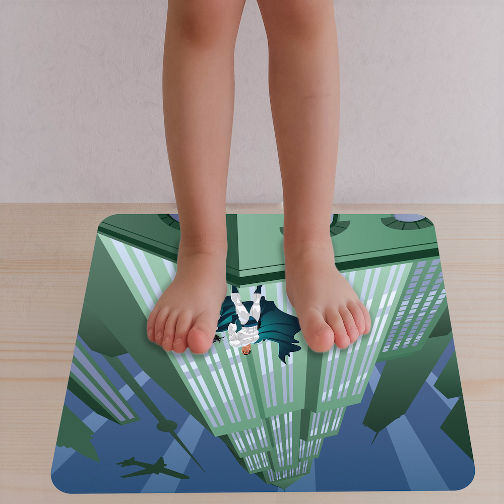 Adesivo antiderrapante para banheiro infantil com tema super-heróis, medindo 50x45 cm, com ilustração colorida em verde e azul.