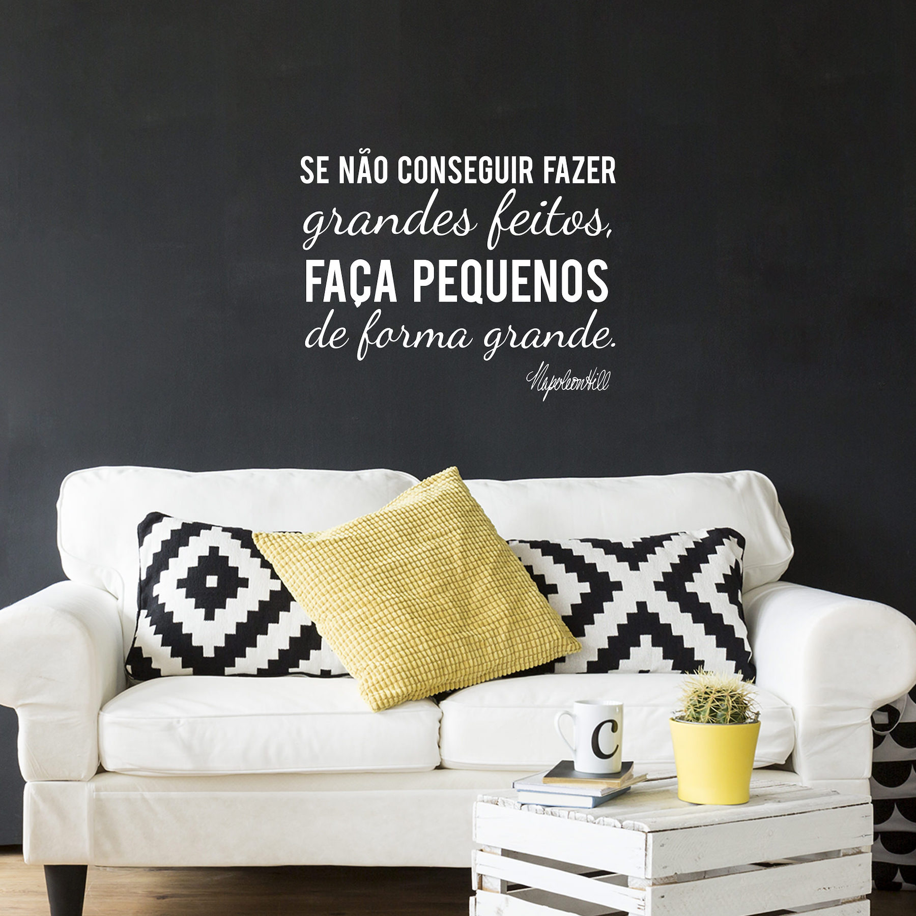 Imagem do adesivo de parede com frase motivacional em aplicação, mostrando dimensões e acabamento.