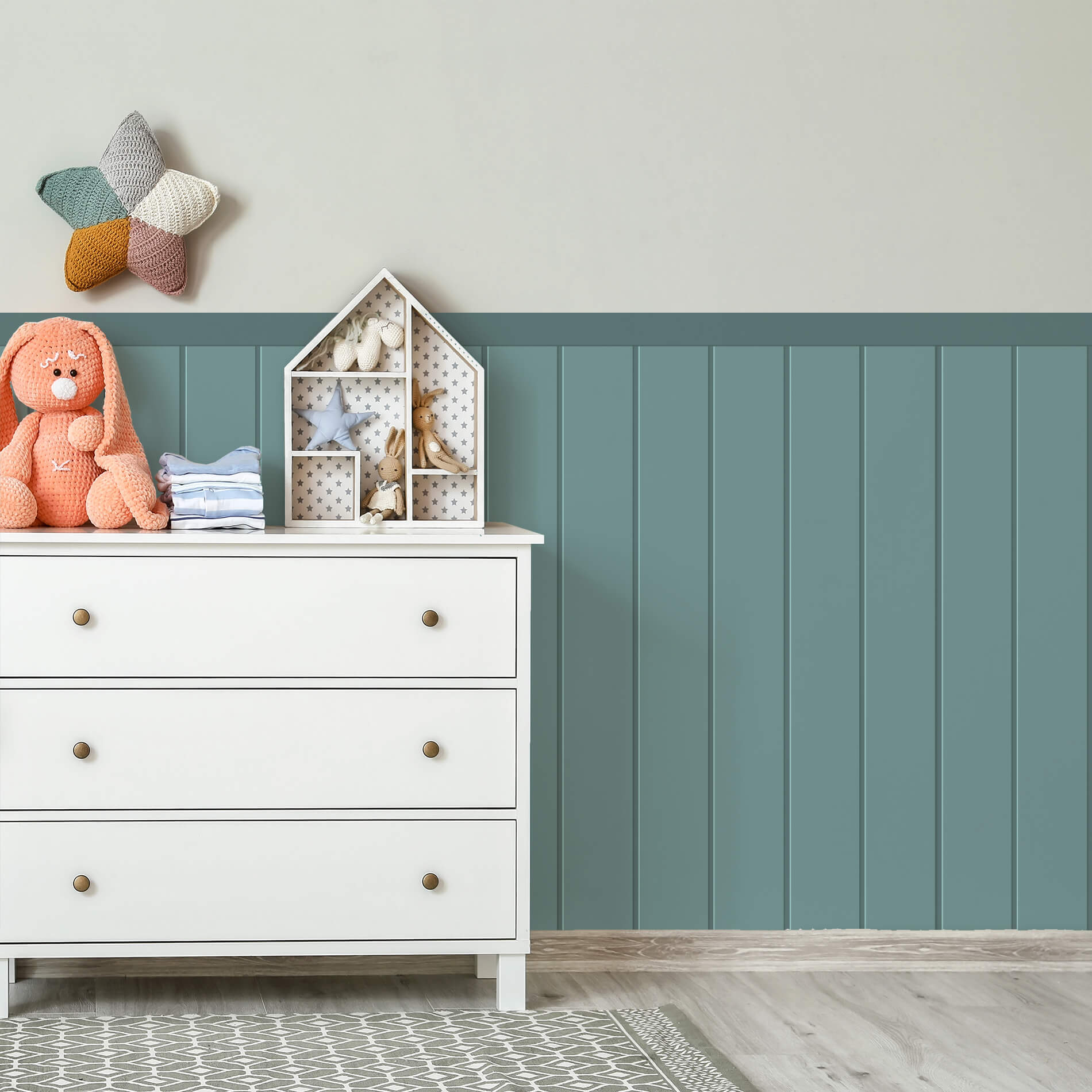 Adesivo de parede para quarto infantil com design de cerca ripada em tom verde azulado predominante, aplicado na parede simulando uma cerca de madeira ripada, ambiente com decoração minimalista.