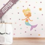 Adesivo de Parede Sereia Menina Loira Cabelo Preso Glitter