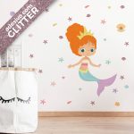 Adesivo de Parede Sereia Menina Ruiva Cabelo Cachos Glitter