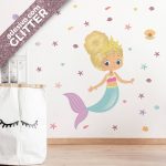 Adesivo de Sereia Menina Loira Cabelo Cacheado Glitter