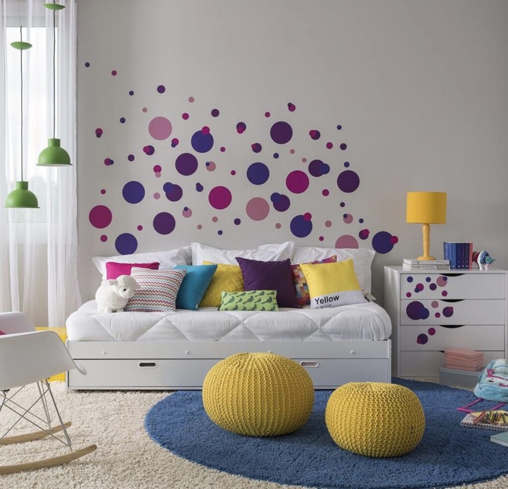 Parede decorada com bolinhas coloridas