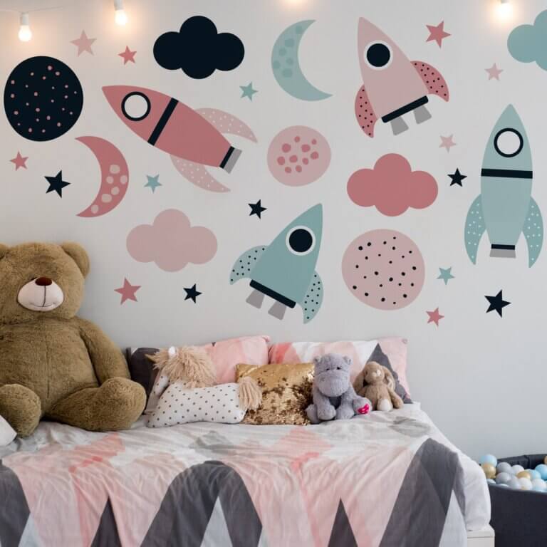 Adesivo de Parede Espaço e Foguetes Rosa 35un Cobre 2m²