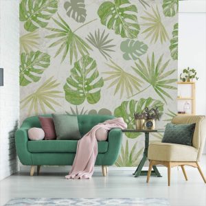 Sala de estar moderna com sofá verde, papel de parede de folhagem e decoração natural.