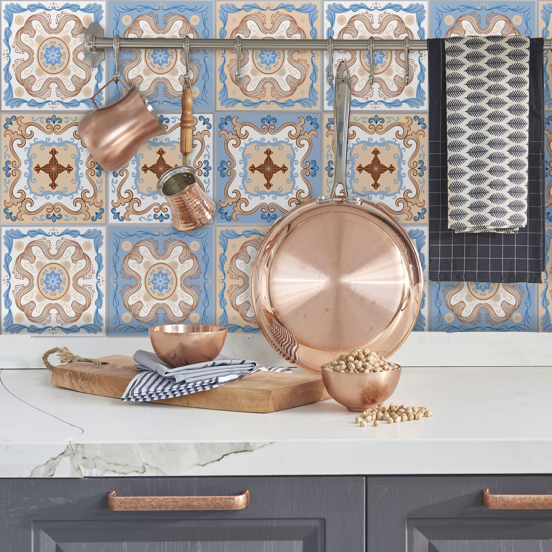 Papel de parede adesivo Azulejo Santa Isabel aplicado em cozinha com bancada branca e armários cinza escuro.