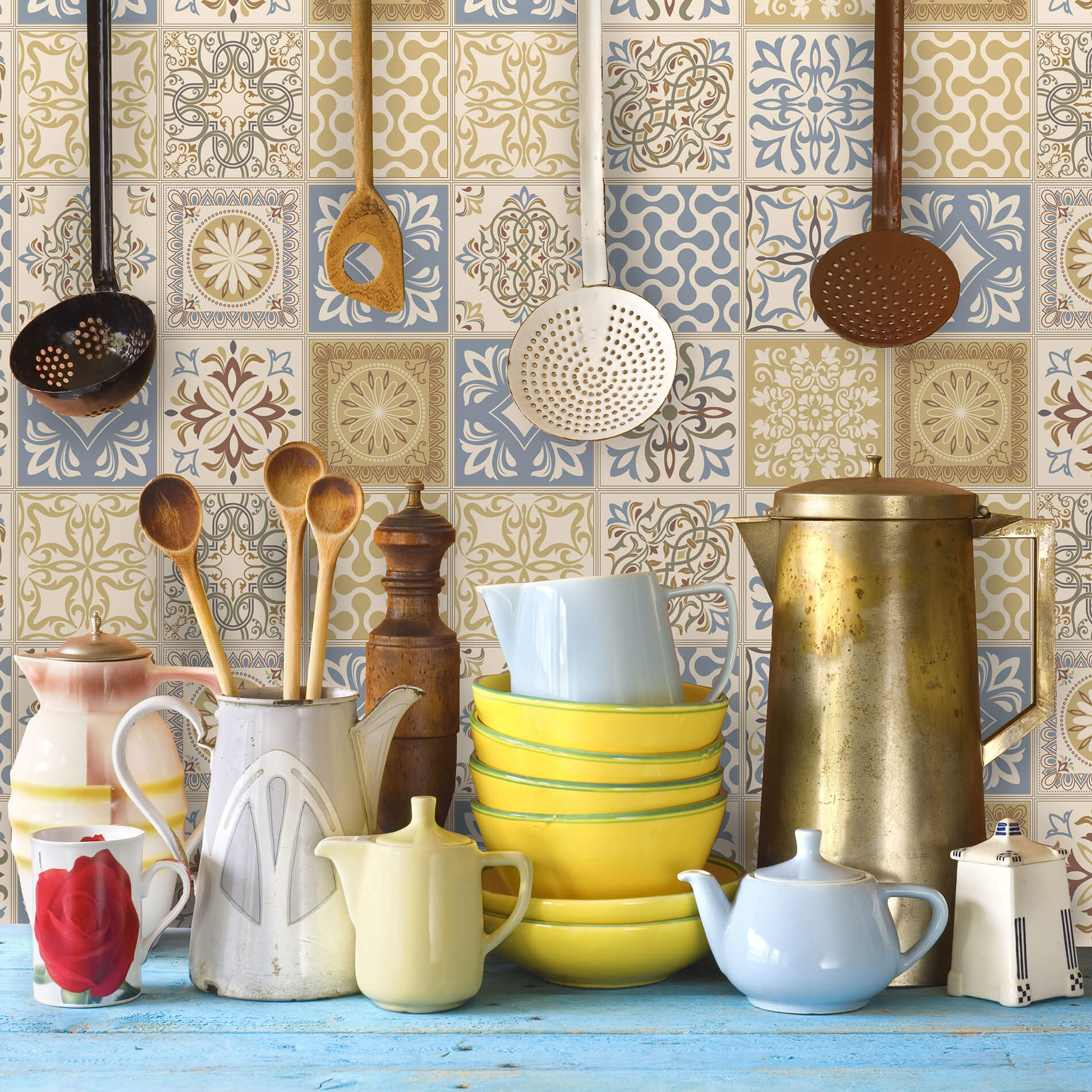 Imagem do papel de parede adesivo com padrão de azulejos portugueses em azul e bege, mostrando aplicação em parede de cozinha.