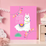 Placa Decorativa Lhama Drama Need No MDF Fundo Rosa 20x30cm