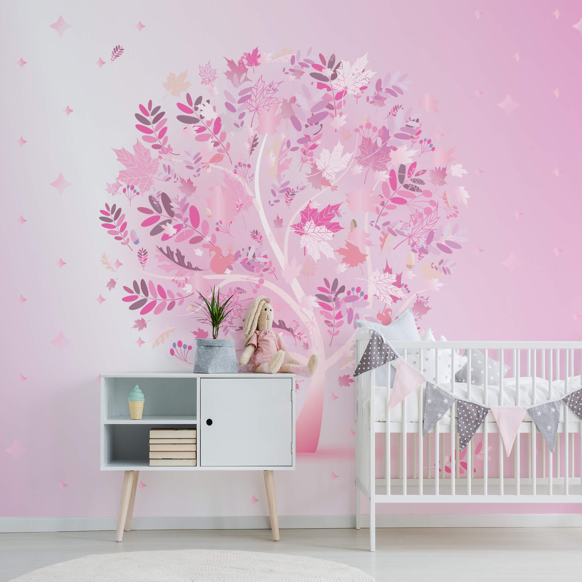 Aplicação do papel de parede infantil com árvore e folhas em tons de rosa em parede de quarto de menina, mostrando o processo de fixação.