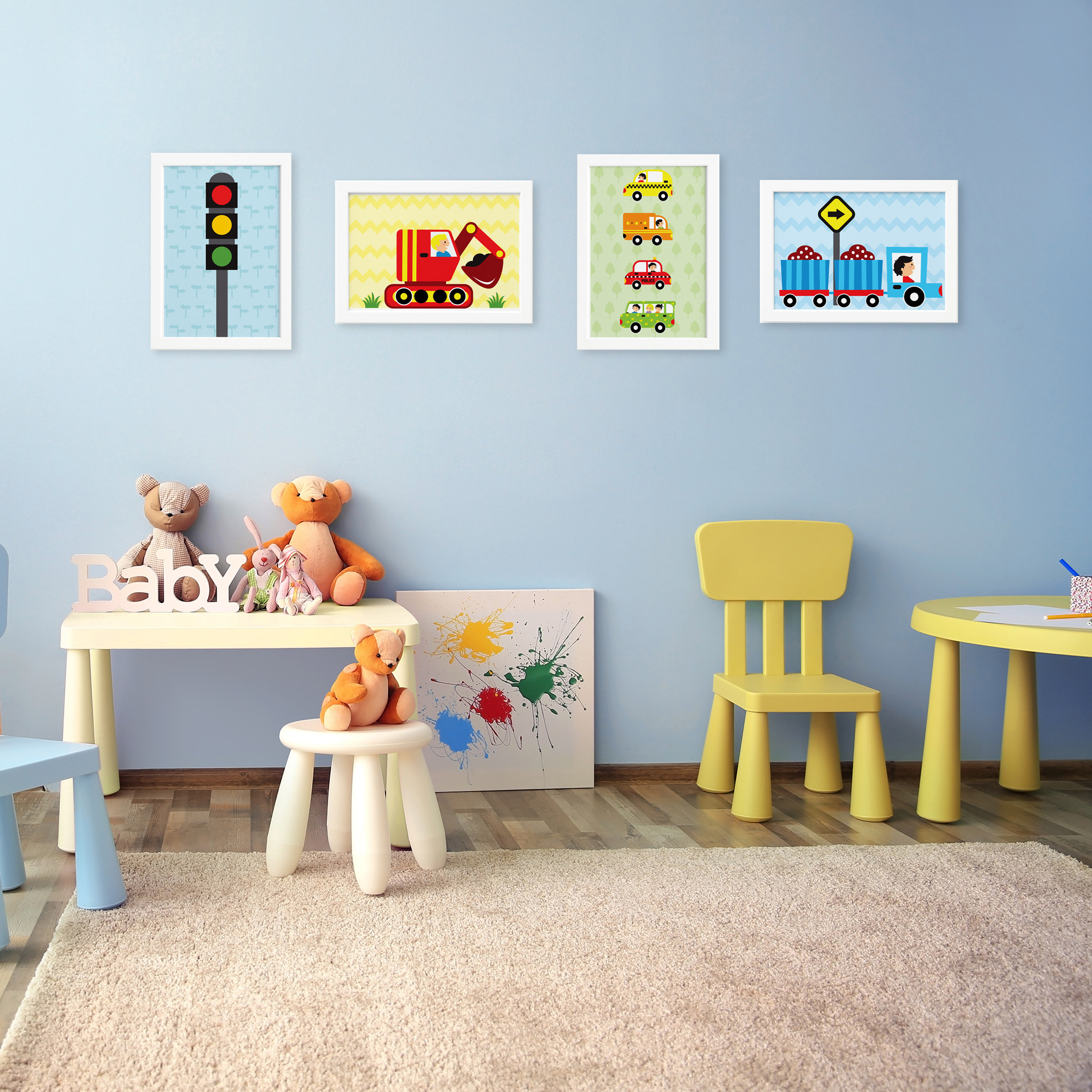 Quadros decorativos com moldura branca pendurados em parede azul clara de quarto infantil.
