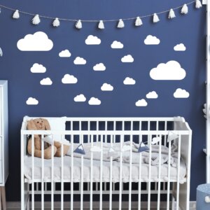 Imagem de adesivo de parede branco aplicado em quarto infantil