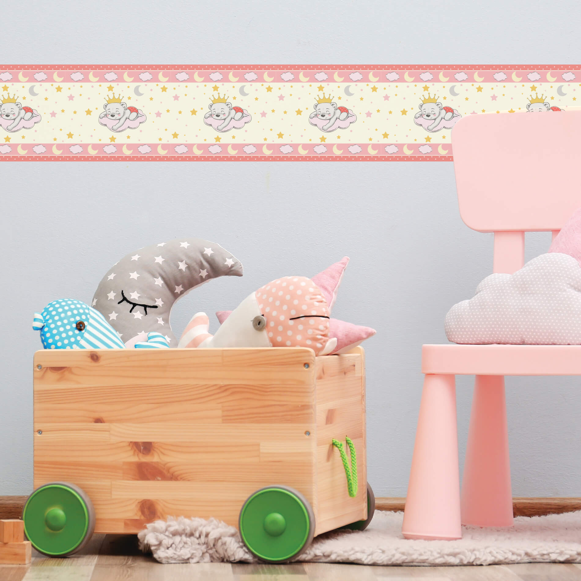 Faixa de parede adesiva Ursinha Princesa aplicada em parede de quarto de bebê, mostrando detalhes do produto e ambiente.