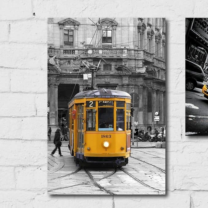 Placa decorativa MDF com fundo preto e amarelo, mostrando detalhes de fixação com fita dupla face e dimensões de 20x30 cm.