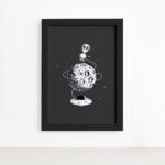 Quadro Espaço Sideral Alienígena na Lua Moldura Preta 22x32