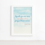 Quadro Frase Bíblica 1 São João 4:8 Moldura Branca 22x32cm