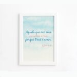 Quadro Frase Bíblica 1 São João 4:8 Moldura Branca 33x43cm