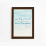 Quadro Frase Bíblica 1 São João 4:8 Moldura Marrom 22x32cm