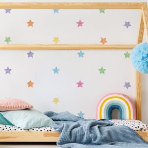 Adesivo de Parede de Estrelinhas colado em quarto com cama