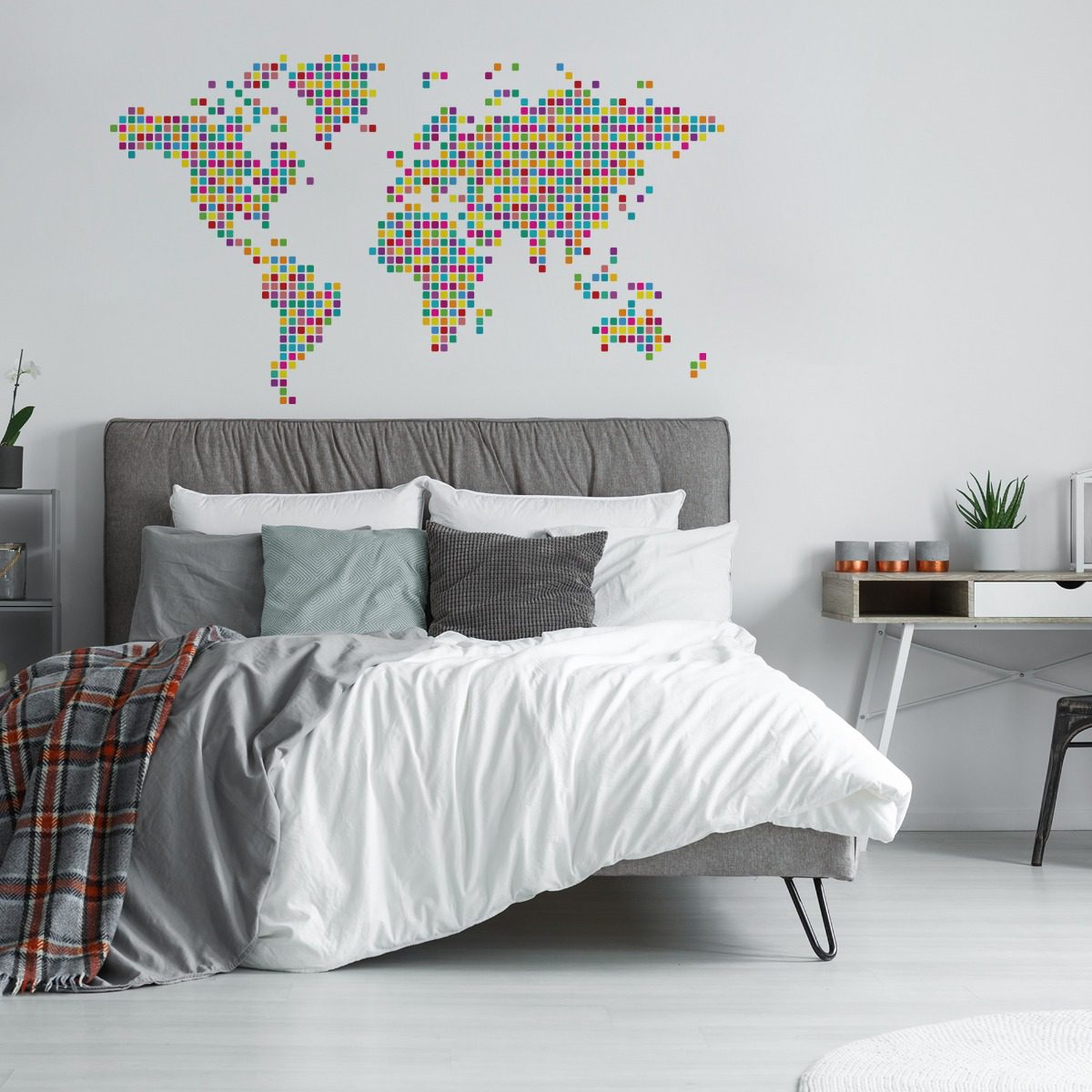 Imagem mostrando aplicação do adesivo de parede mapa mundi colorido quadriculado