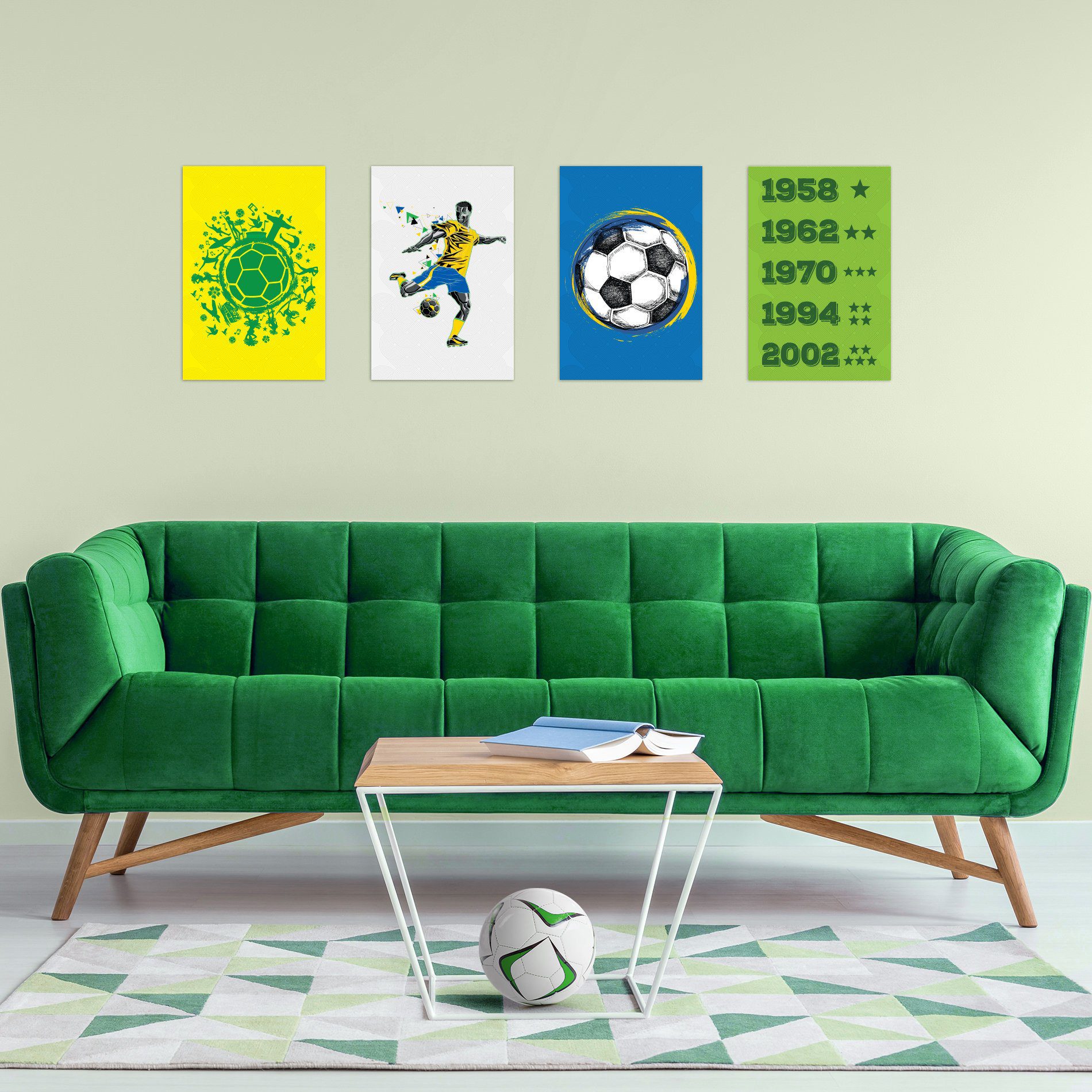 Kit de placas decorativas MDF com imagens futebolísticas penduradas acima de sofá verde, mostrando tamanho e aplicação.
