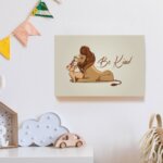 Placa Decorativa Leão Be Kind 20x30cm