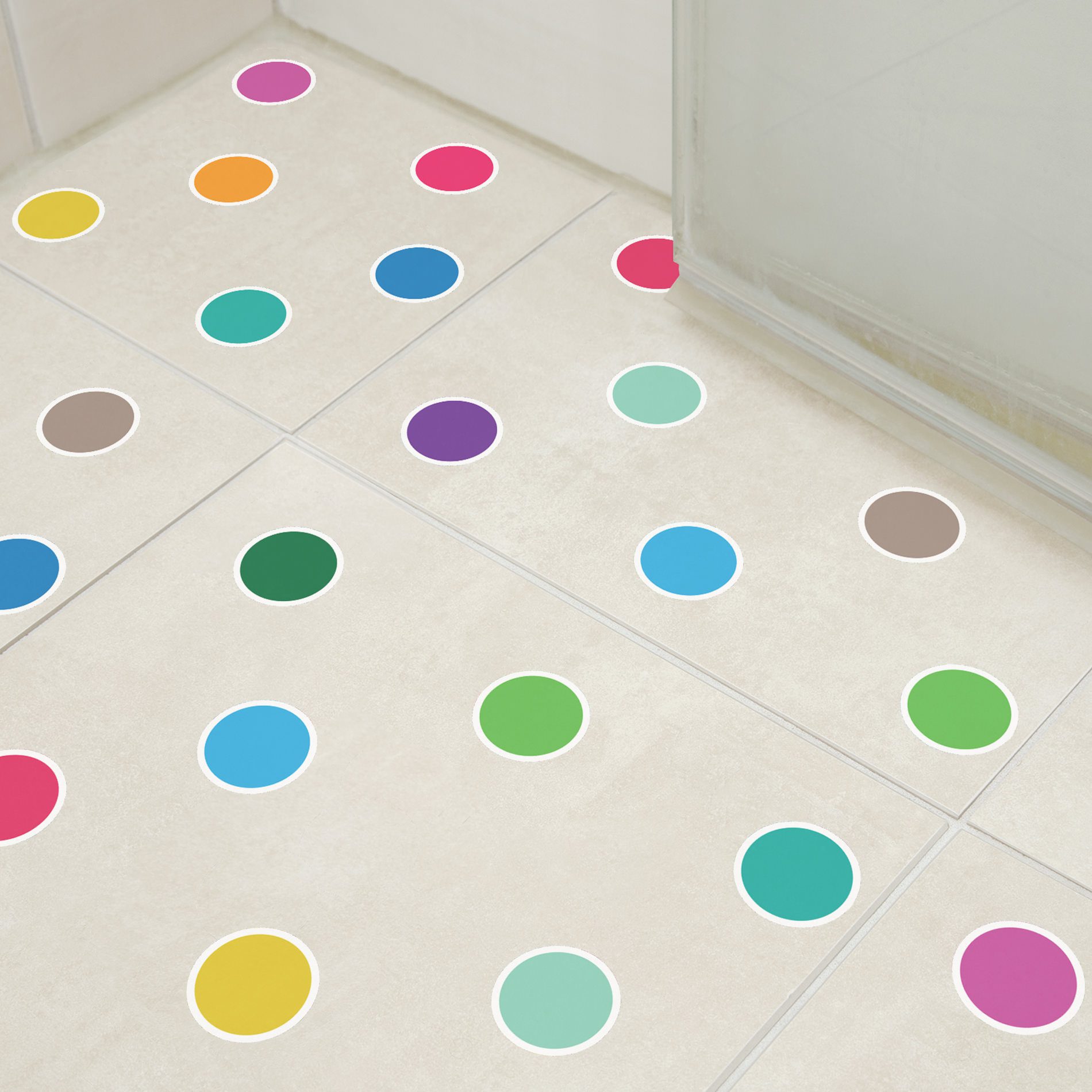 Adesivo antiderrapante para piso com bolinhas coloridas aplicadas em piso claro, destacando detalhes do produto.