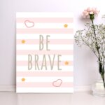 Placa Decorativa MDF Infantil Be Brave Rosa 30x40cm