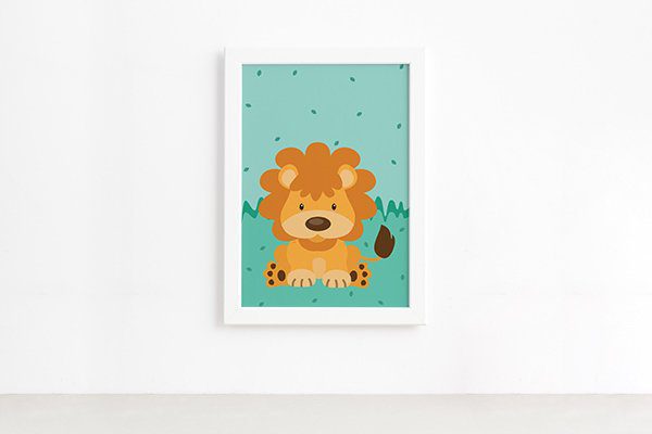 Quadro infantil Safari Leão com moldura branca, fixado na parede de quarto infantil, dimensões 33x43 cm.