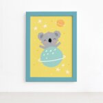 Quadro Urso Coala no Espaço Moldura Azul 22x32cm