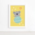Quadro Urso Coala no Espaço Moldura Branca 22x32cm