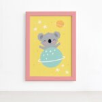 Quadro Urso Coala no Espaço Moldura Rosa 22x32cm