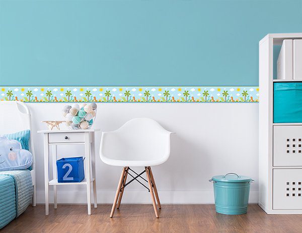 Imagem ilustrativa da faixa decorativa adesiva infantil Dinossauro Baby aplicada em parede de quarto.