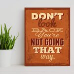 Placa Decorativa MDF Frase Look Back 30x40