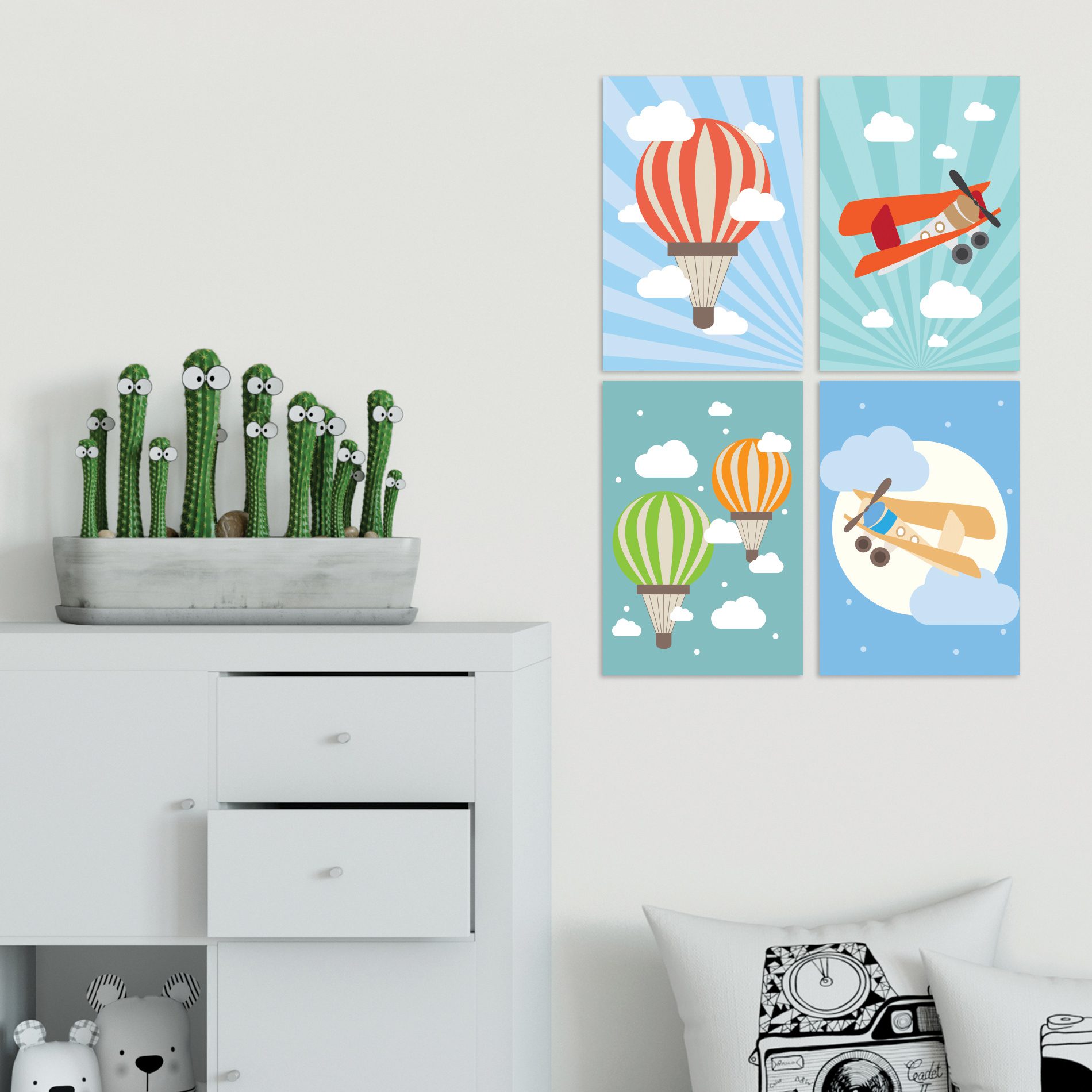 Kit de placas decorativas para quarto infantil com ilustrações coloridas, mostrando detalhes do produto e aplicação.