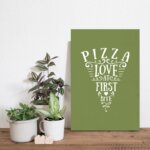 Placa Decorativa MDF Frase Pizza Primeira Mordida 20x30cm