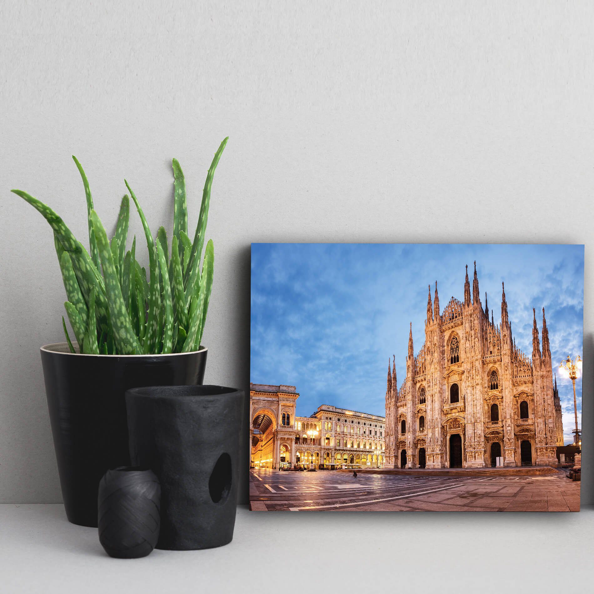 Placa decorativa MDF Itália Catedral de Milão 20x30cm mostrando detalhes da fixação e imagem.