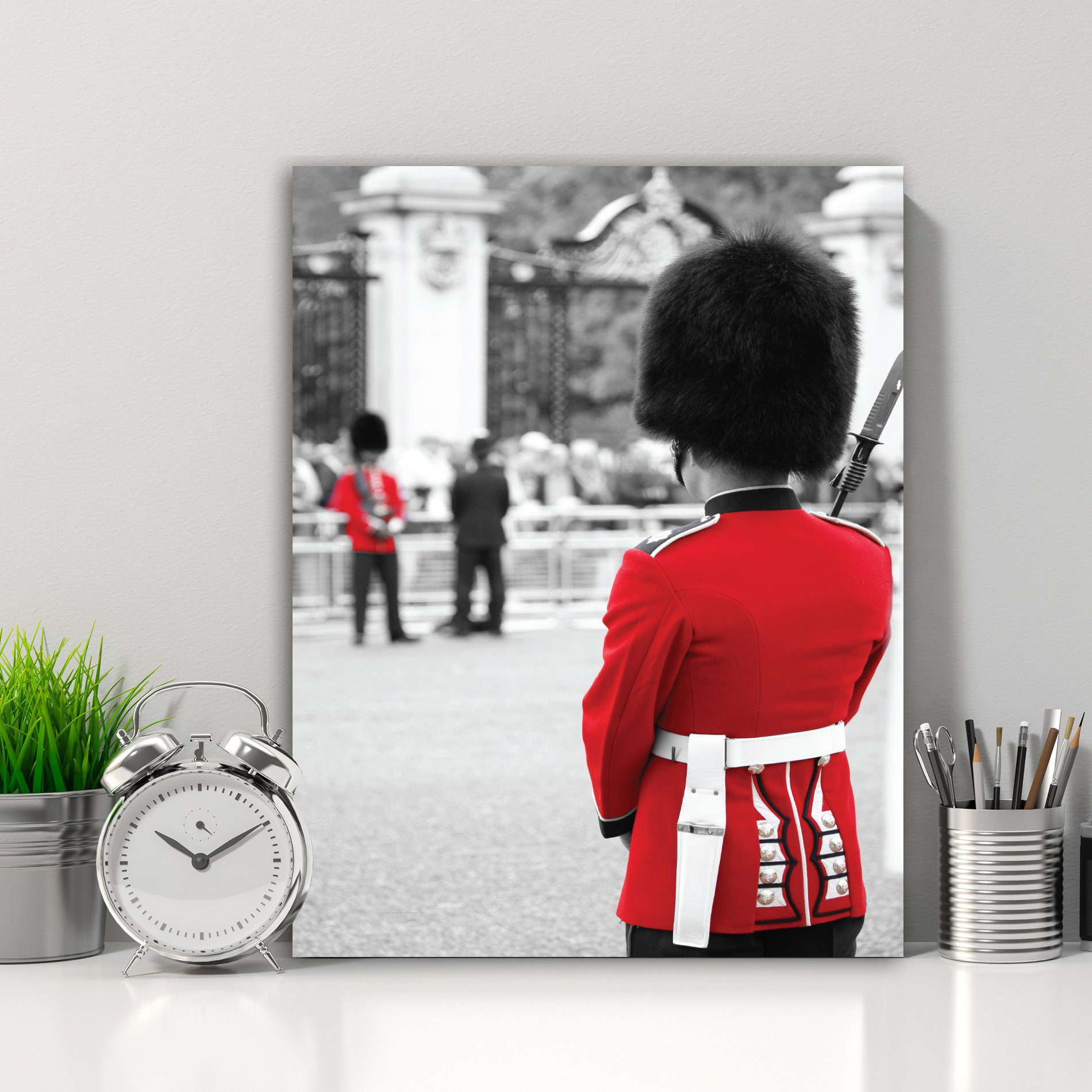 Placa decorativa MDF 20x30cm com soldado da guarda real de Londres exibida em ambiente moderno