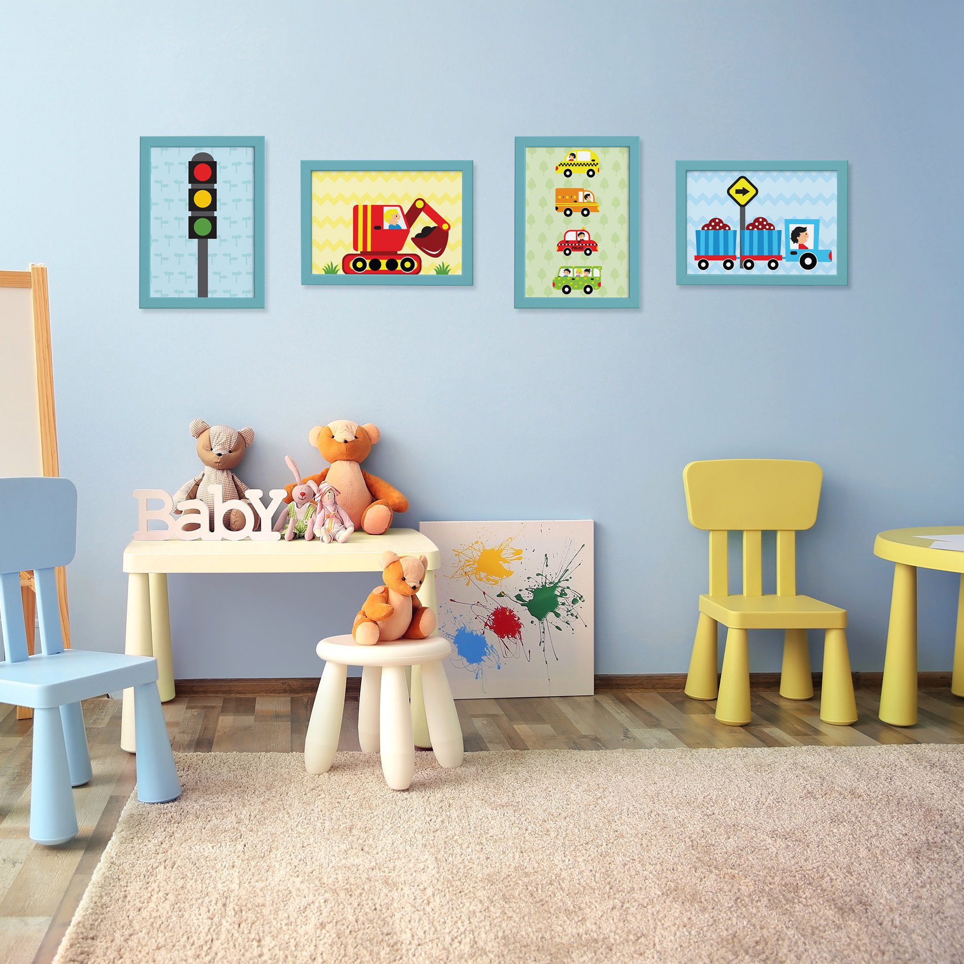 Quadros decorativos para quarto infantil com moldura azul clara pendurados em parede, mostrando ilustrações coloridas de carros e veículos em ambiente lúdico.