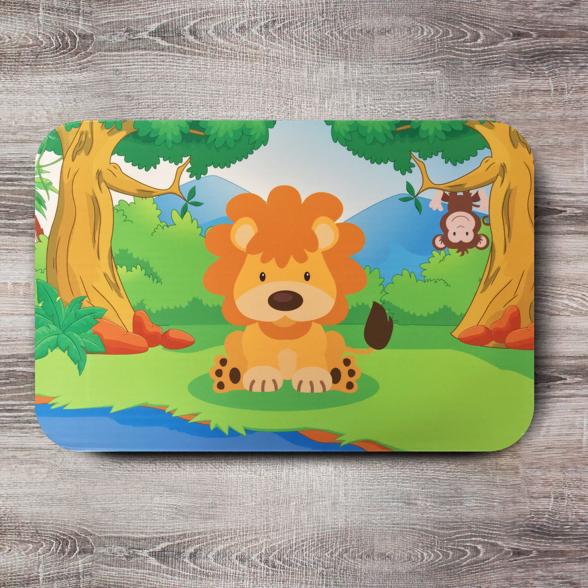 Tapete infantil retangular com estampa colorida e lúdica mostrando um leão sentado em um cenário de floresta, ideal para quartos infantis.