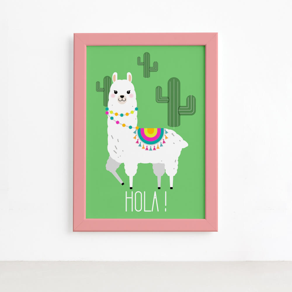 Imagem do quadro decorativo infantil com moldura rosa e ilustração de lhama sobre fundo verde com cactos