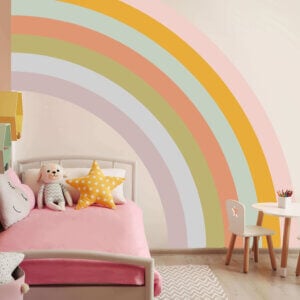 Quarto infantil com arco-íris colorido.