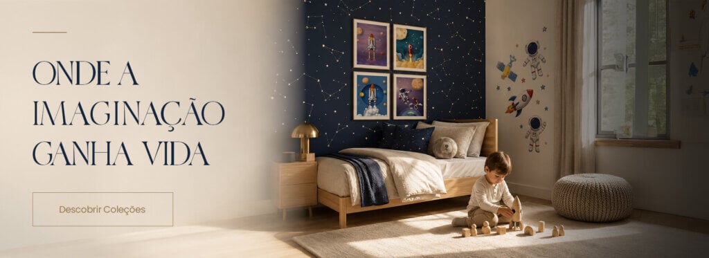 Banner mostrando um menino brincando com foguete num quarto decorado de tema astronauta e espaçoa