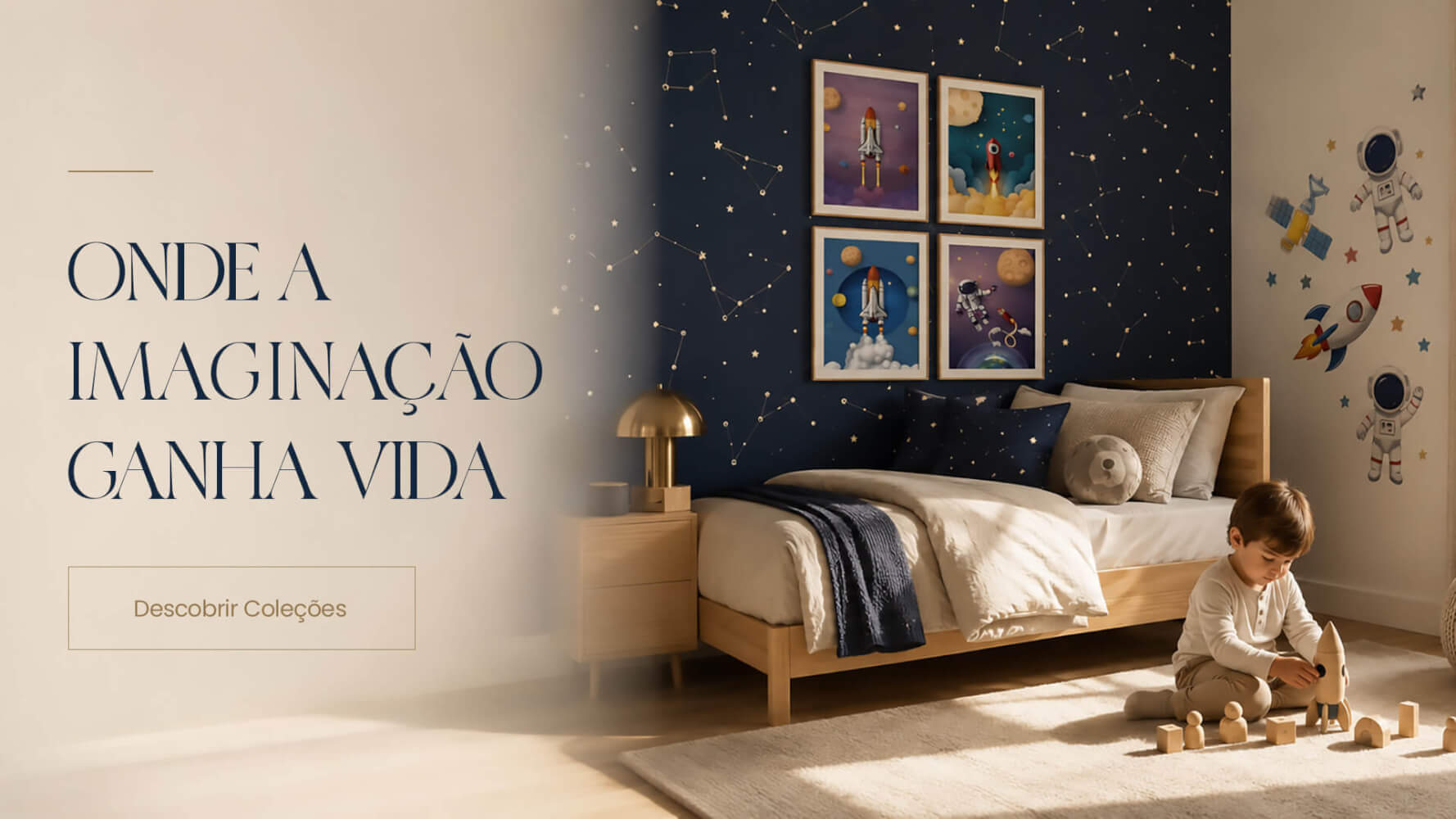 Banner mostrando um menino brincando com foguete num quarto decorado de tema astronauta e espaçoa