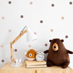 Adesivos em parede de quarto com Lâmpada, brinquedos e relógio decorativo.