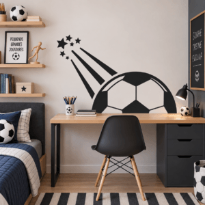 Adesivo de bola de futebol em parede de quarto de menino com mesa
