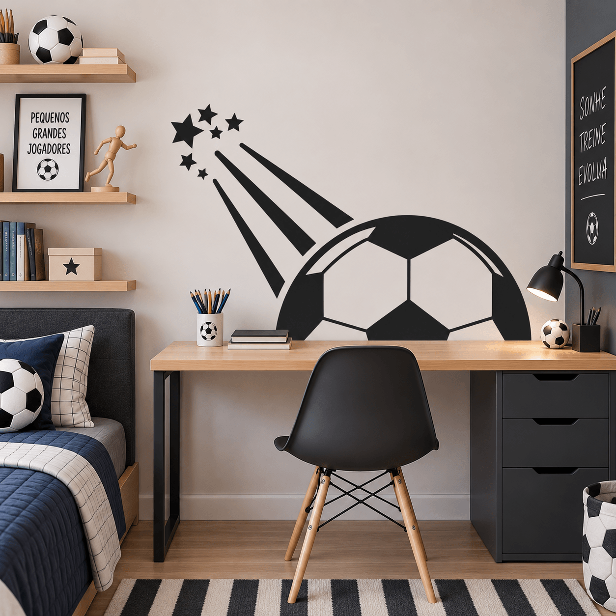 Adesivo de bola de futebol em parede de quarto de menino com mesa