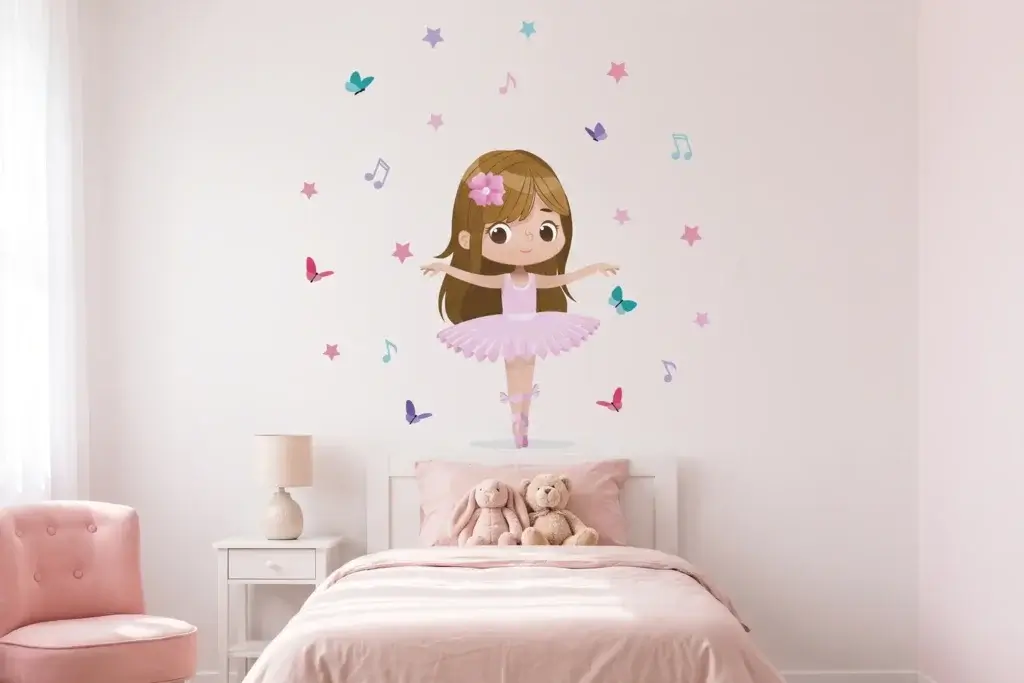 Quarto infantil com adesivo de parede bailarina Quartinhos acima da cama, com estrelas e borboletas